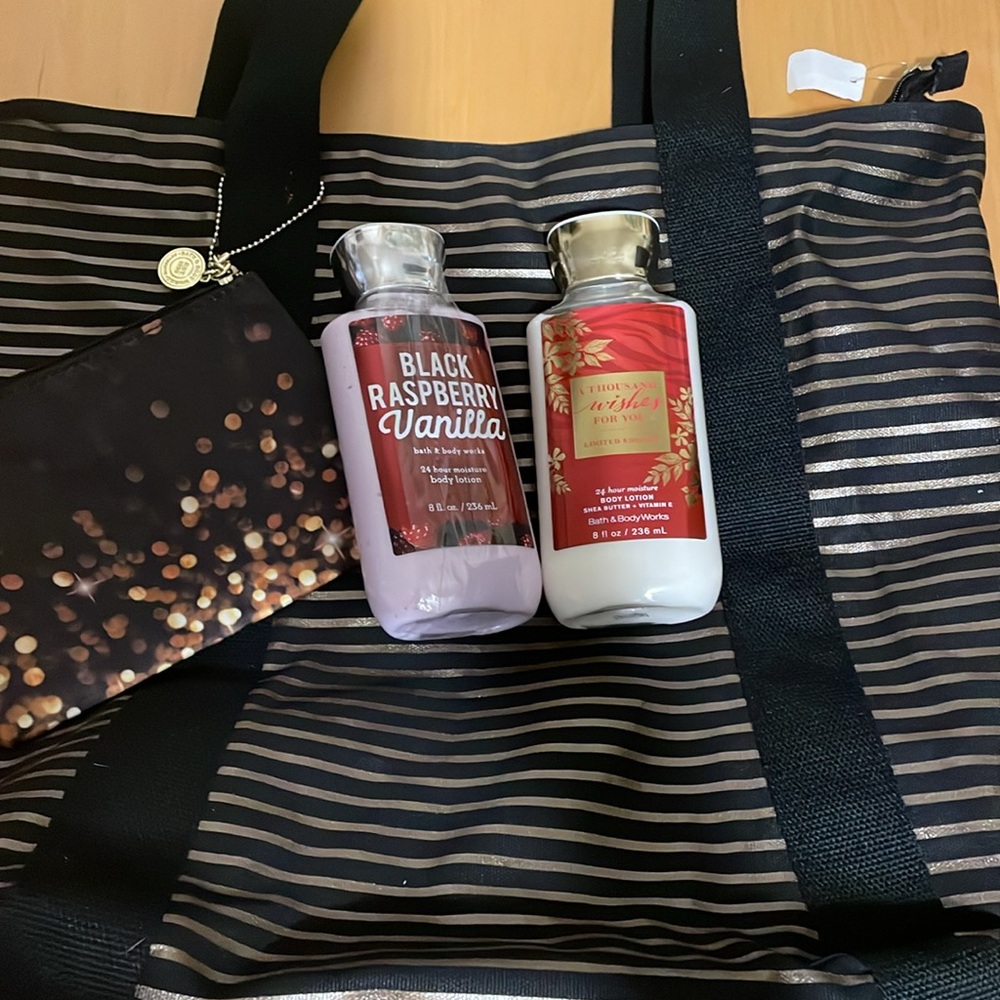 Bath and Body Works bag Brand New with 2 lotions (000206)